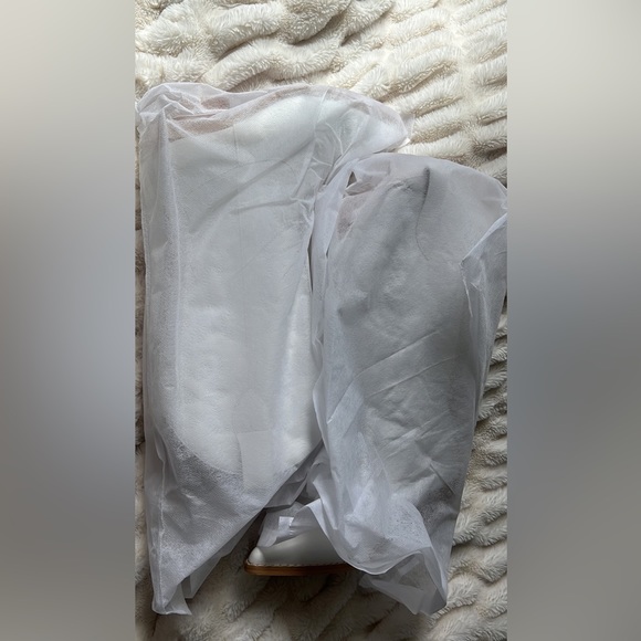 ✨SOLD ✨ NWT White and Tan Faux Leather boots! - Picture 7 of 7